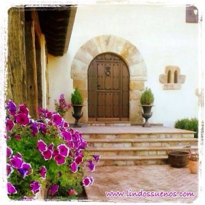 Primavera en la entrada de arco de la Posada Lindos Sueños.